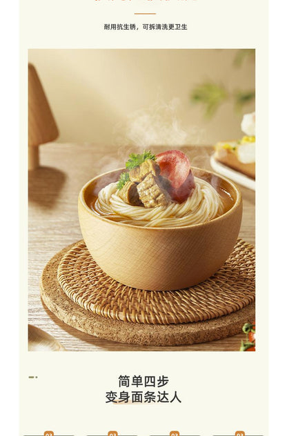 Cookbay 手持压面机 木碗盛好的成品面与四步教程页