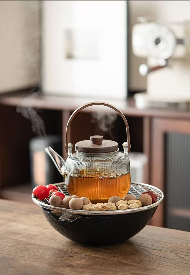 围炉煮茶套装 玻璃望月壶在烤网上冒热气