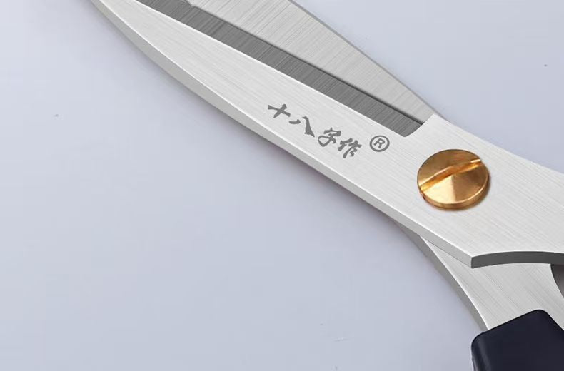 十八子作强力剪 刀身刻字与黄铜铆钉近景