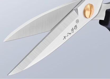 十八子作强力剪 张开刀刃与刀身品牌刻字特写