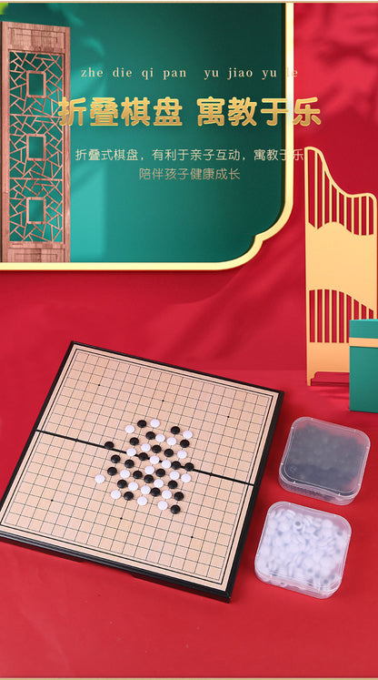 折叠便携围棋 斜放的折叠棋盘与两只透明收纳棋盒