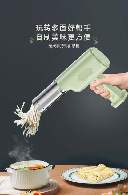 Cookbay 手持压面机 黑底压出面条直接下锅的演示