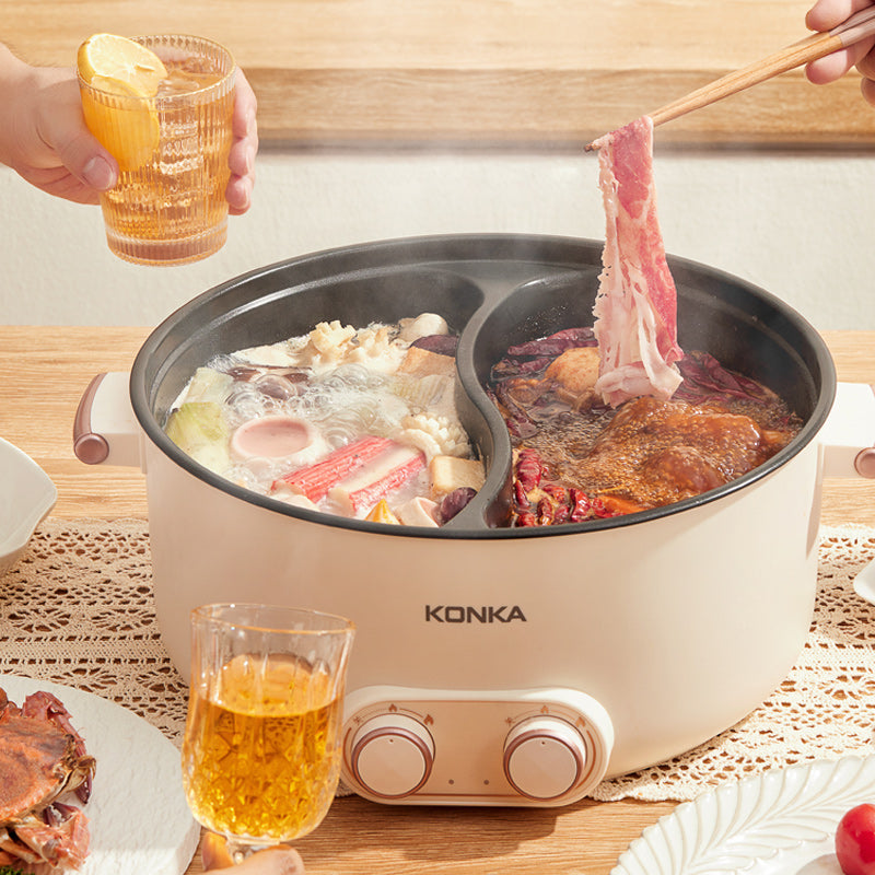 康佳鸳鸯电火锅 桌上涮肉举杯的聚餐实拍